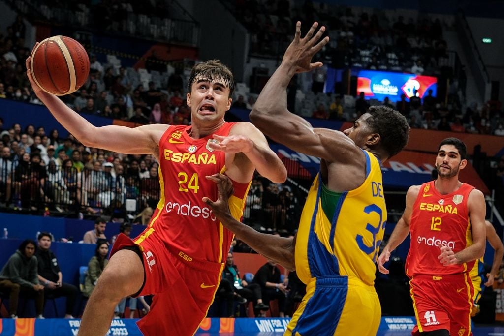 Juan Núñez corta a canasta durante un partido del Mundial de baloncesto.