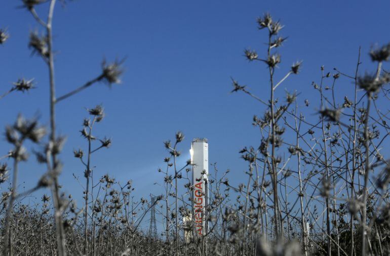 Una torre perteneciente a la planta de Abengoa Solar se ve en el parque solar &quot;Solucar&quot; en Sanlúcar la Mayo, en Sevilla