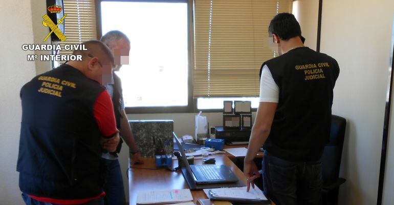 Miembros de la Guardia Civil durante el rastreo de la sede del grupo delictivo.