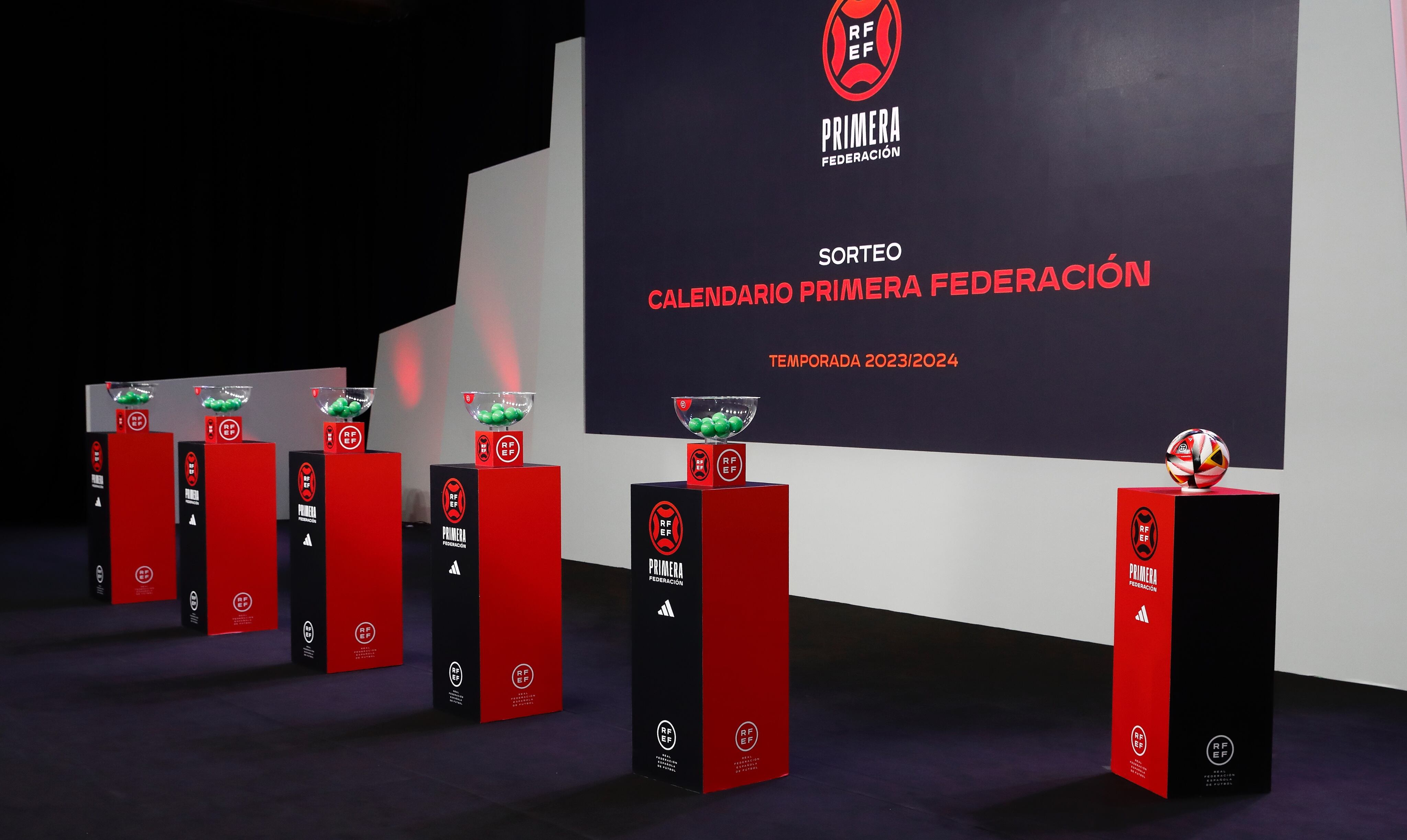 Imagen del sorteo del calendario para la temporada 2023/24 en Primera Federación.