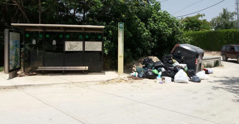 Basura acumulada junto a una parada de autobús en Puente Jontoya.