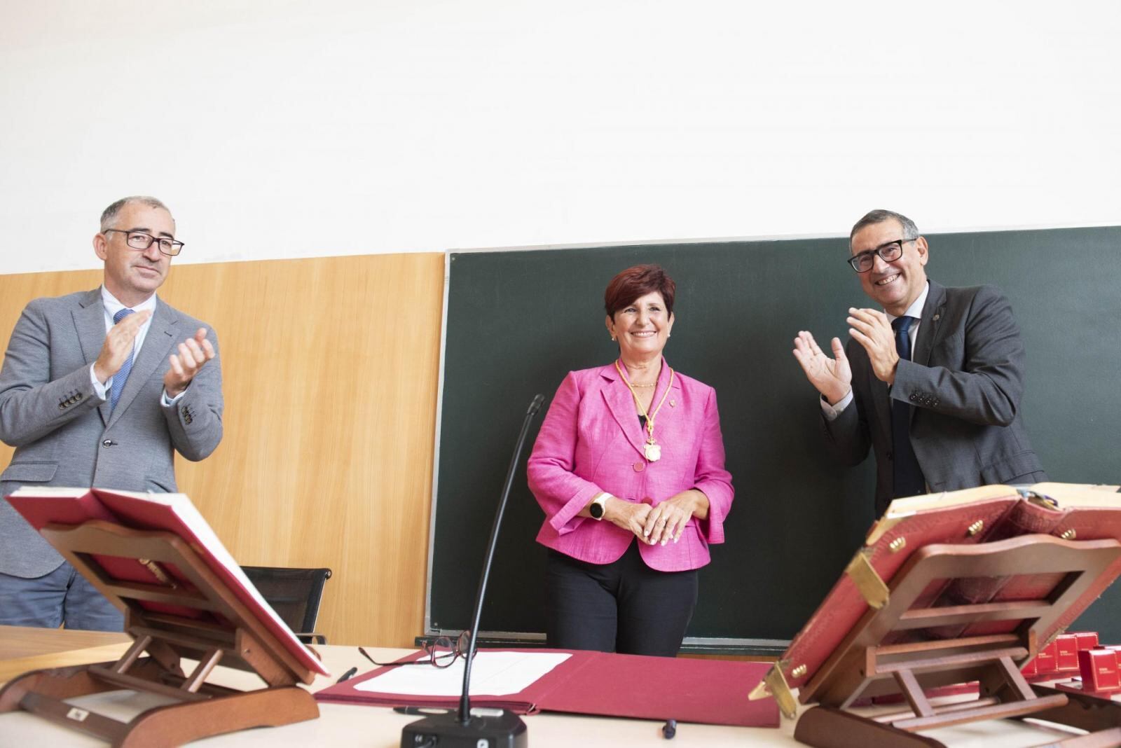 Carmen Robles, renueva su cargo como decana de la Facultad de Medicina de la UMU en presencia del rector, José Luján