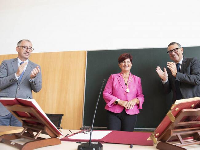 Carmen Robles, renueva su cargo como decana de la Facultad de Medicina de la UMU en presencia del rector, José Luján