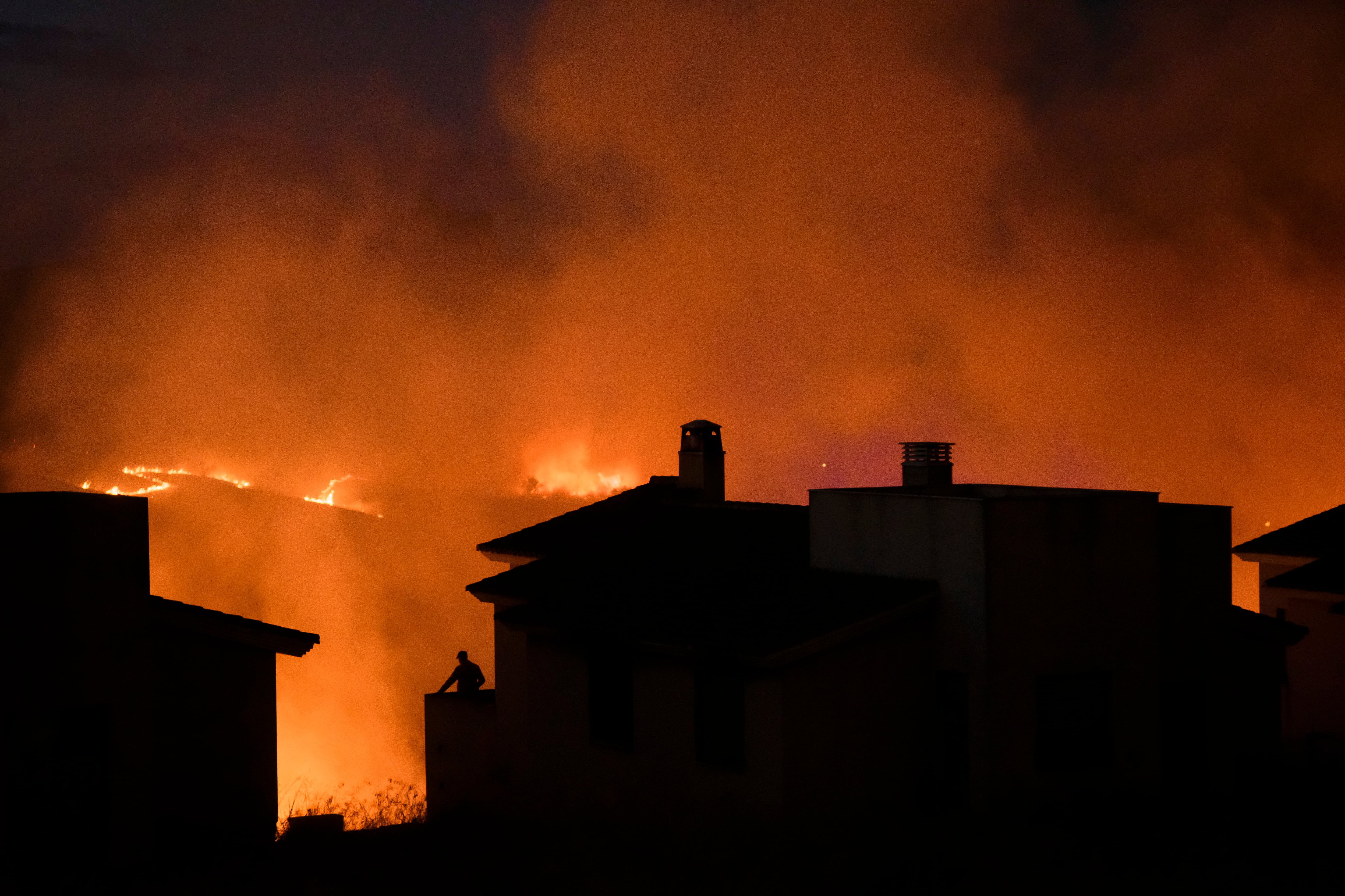 CAMAS (SEVILLA), 25/09/2022.- Incendio presuntamente provocado en una zona de pastos de la localidad de Camas (Sevilla) que ha obligado al desalojo preventivo de varias viviendas ocupadas y a la atención de varias personas por inhalación de humos. EFE/Raúl Caro
