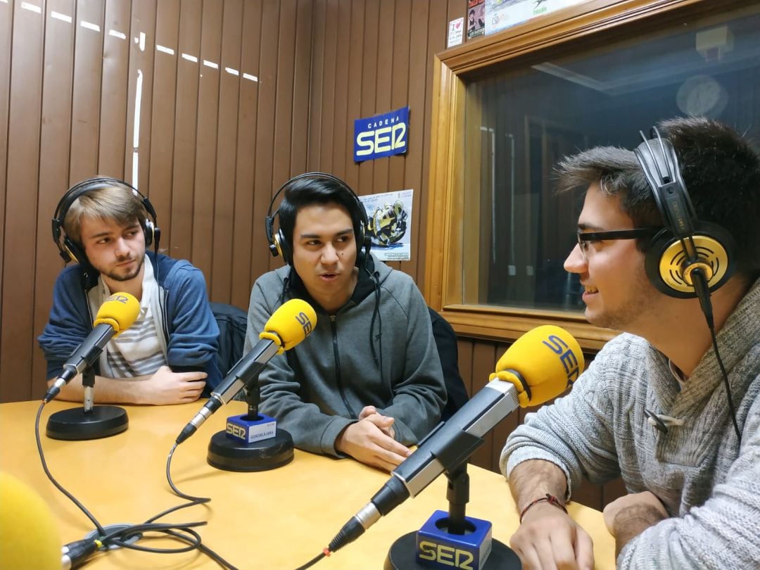 Javier, Luis y Mario, estudiantes de Diseño y Desarrollo de Videojuegos