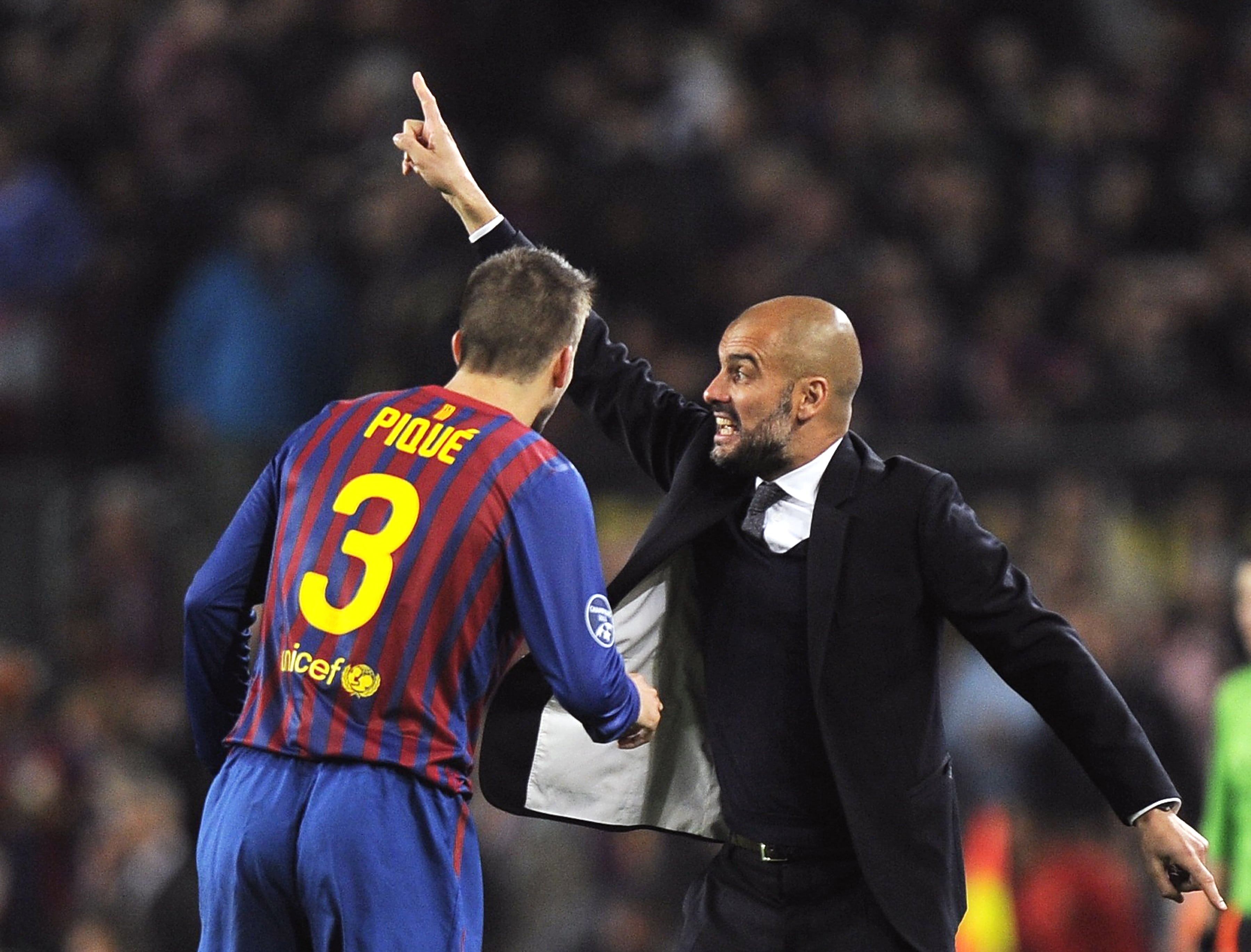 Josep Guardiola da indicaciones a Gerard Pique durante un partido de Champions en 2012