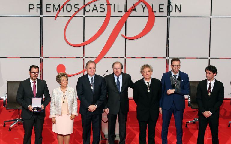 Foto de familia de los galardonados en los Premios Castilla y León