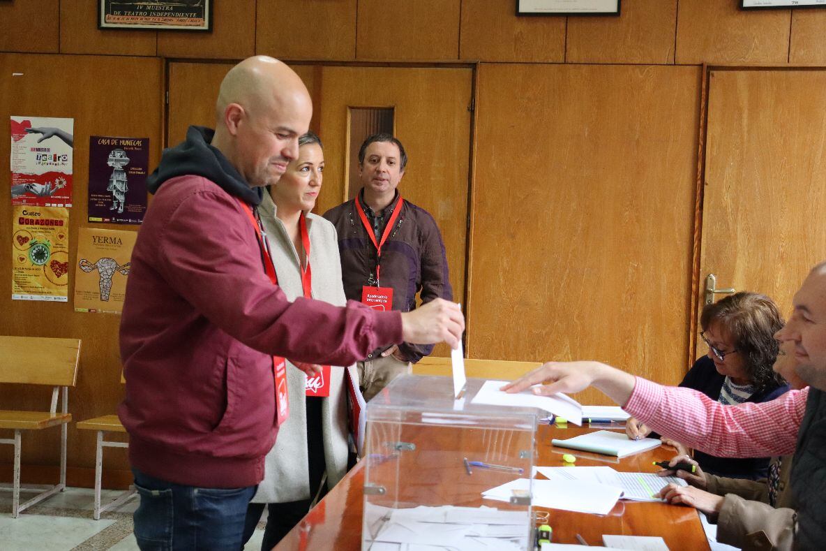 Votación del candidato de Izquierda Unida a la alcaldía de Segovia Ángel Galindo