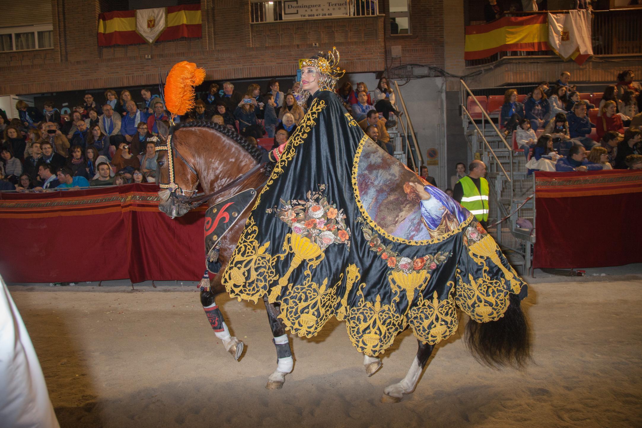 Una amazona del Paso Blanco desfilando en las procesiones de la Semana Santa de Lorca