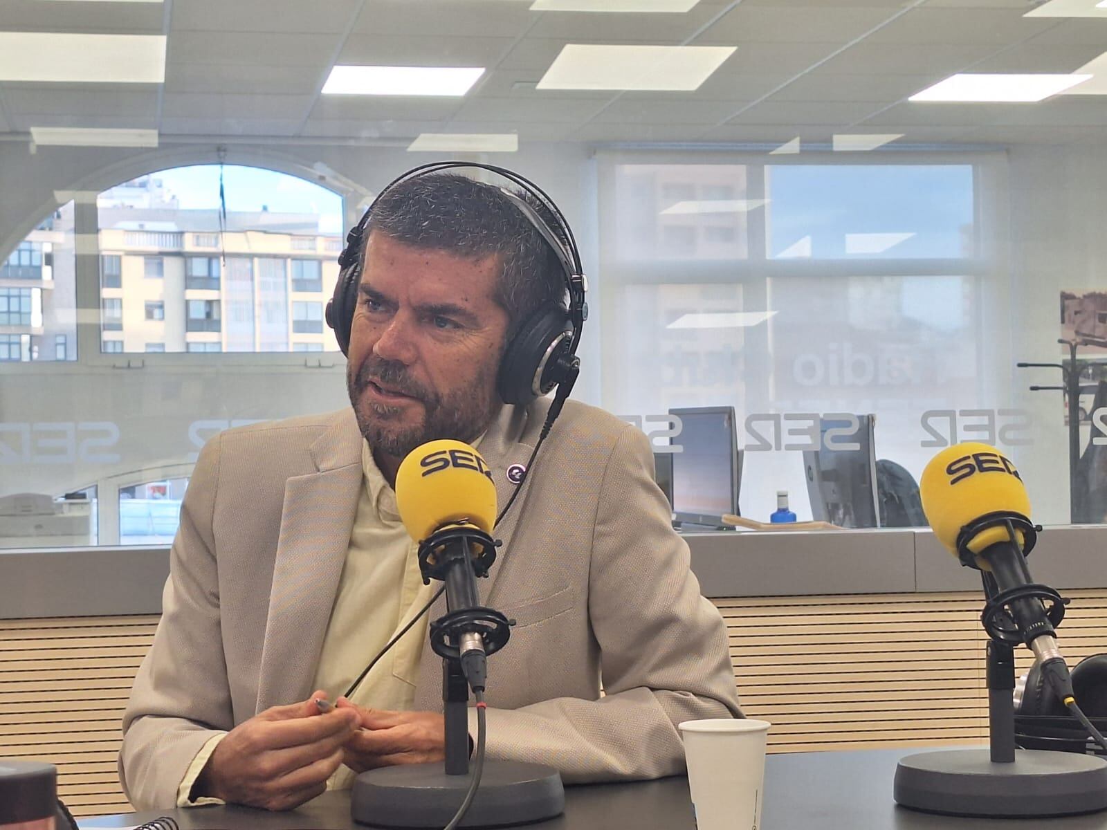 El rector de la Universidad de La Laguna, Francisco García, en una entrevista en Radio Club Tenerife.
