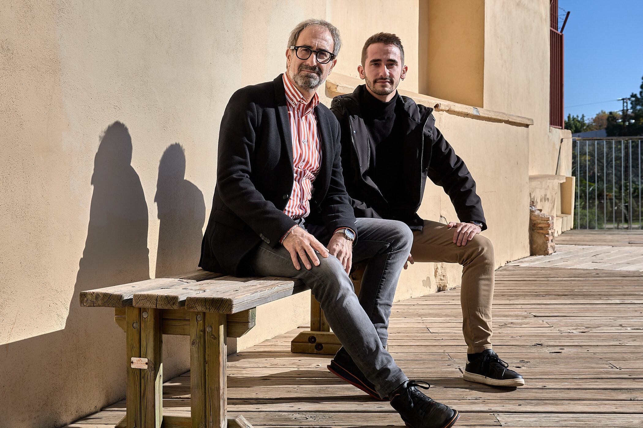 GANDIA (VALÈNCIA), 20/11/2022.- Premis Literaris Ciutat de Gandia. El XLIV premio Joanot Martorell de Narrativa, Jordi Sebastià (i), y el LX Premio Ausiàs March de Poesía, Xavier Mas, posan. FOTO: Natxo Francés