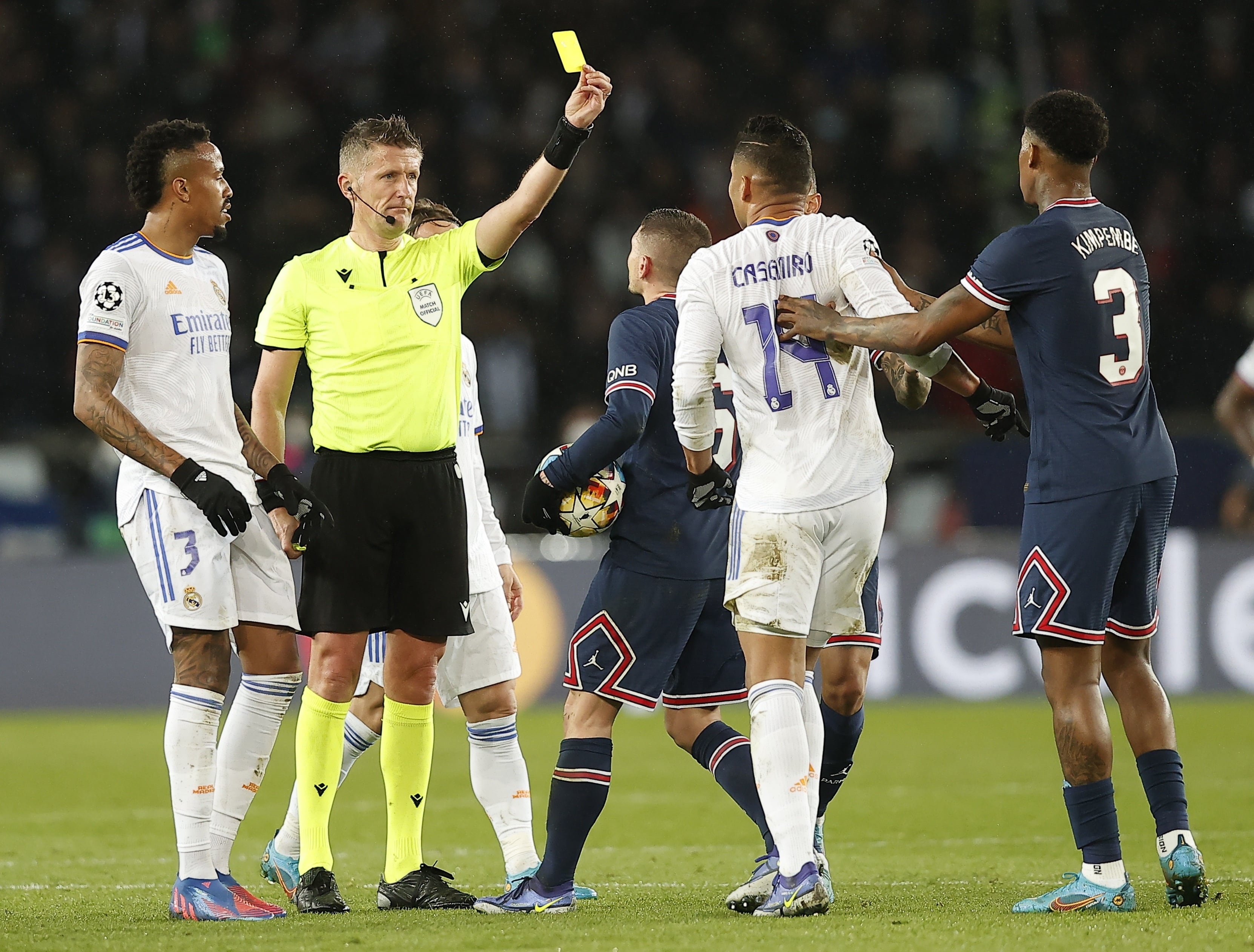 Daniele Orsato, durante el partido entre el PSG y el Madrid.