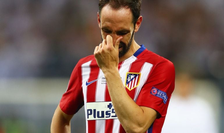 Juanfran, desolado después de fallar su penalti en la final de la Champions.