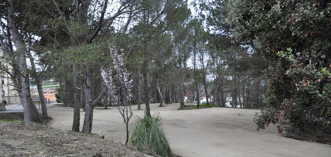 Nueva zona de aparcamiento creada en la zona de los pinos en Tafalla