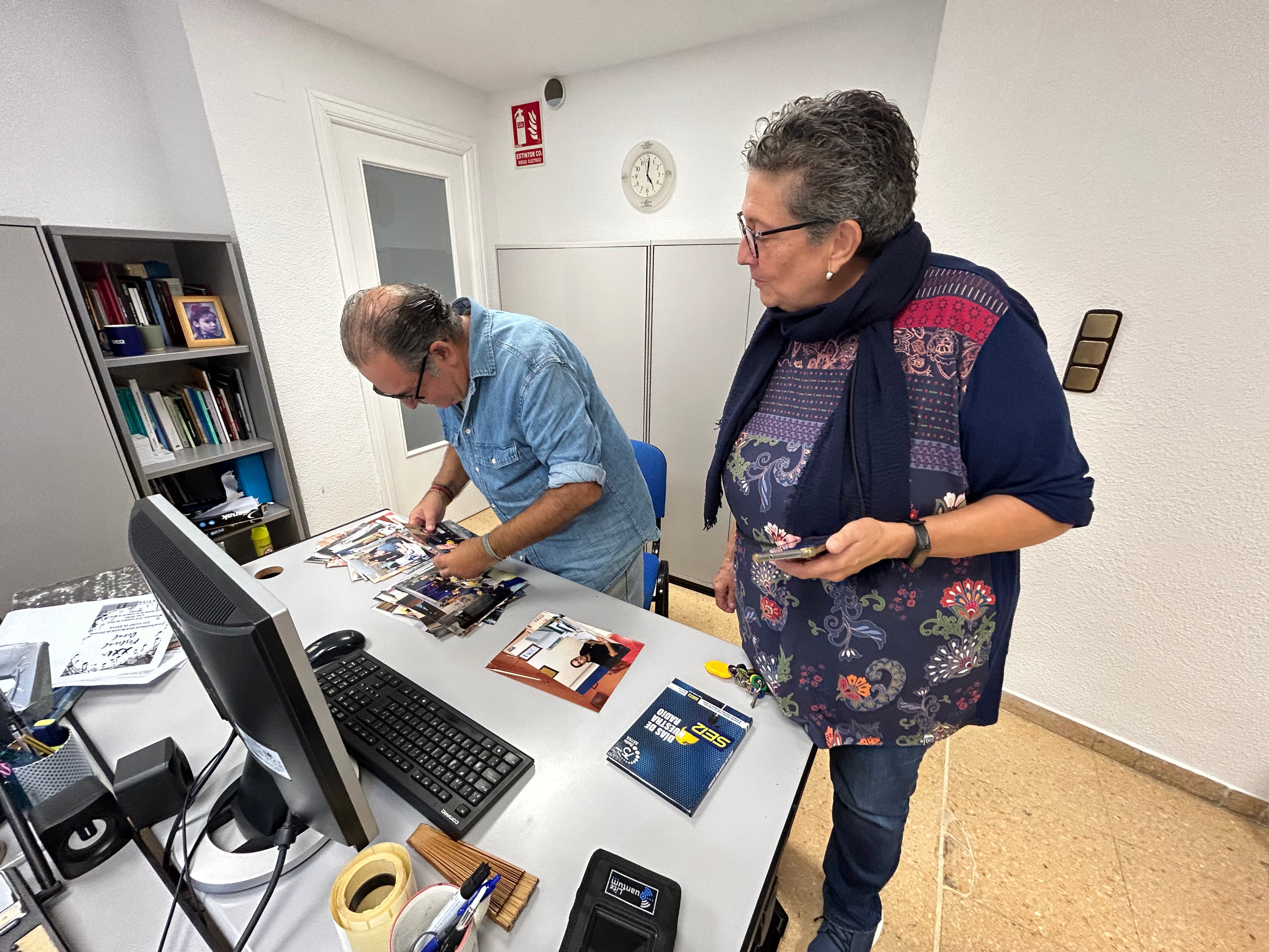 Concha Navarro y José Manuel Vicente repasan antiguas fotografías en la redacción de Radio Xàtiva Cadena SER