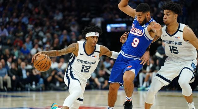 Ja Morant y Brandon Clarke tratan de impedir que Cory Joseph les arrebate el balón