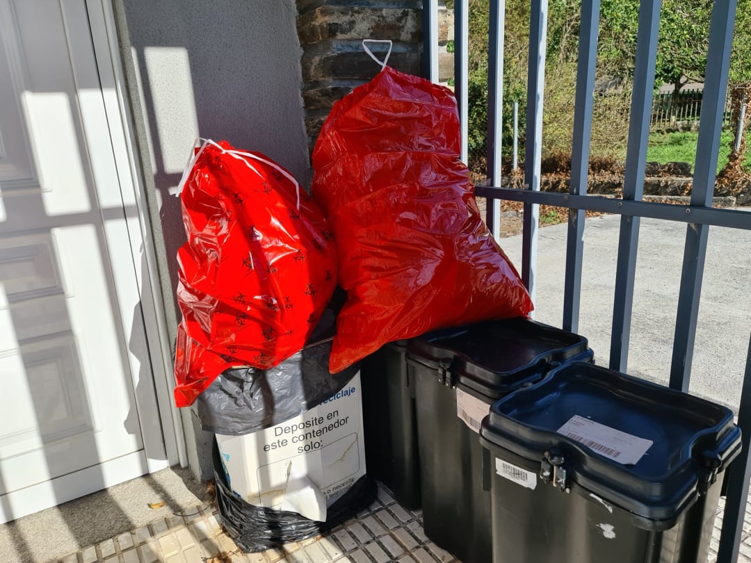 Bolsas de residuos biológicos en el PAC de Outeiro de Rei 