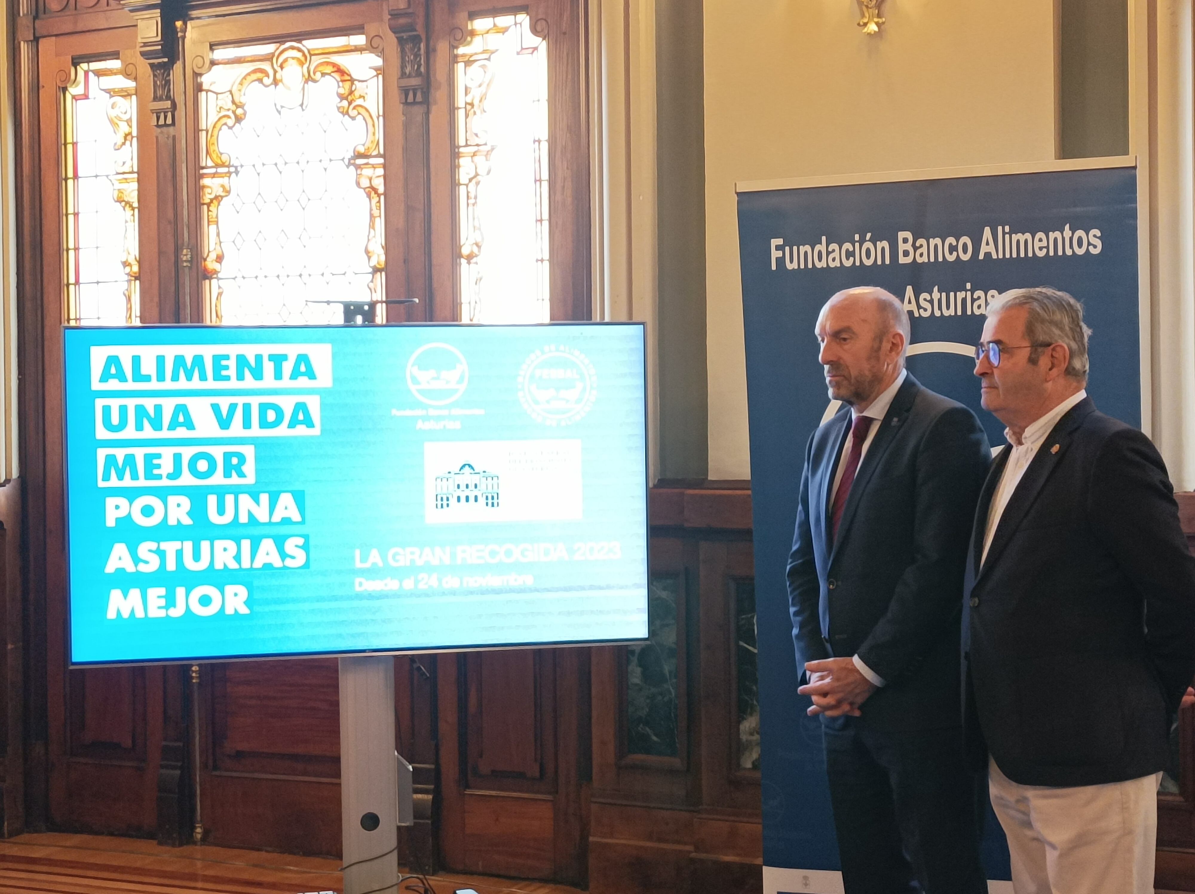 Momento de la presentación campaña de la Gran Recogida de alimentos en la Junta General. Participaron Juan Cofiño, presidente del parlamento (izq.) y Bernardo Sopeña, presidente del Banco de Alimentos