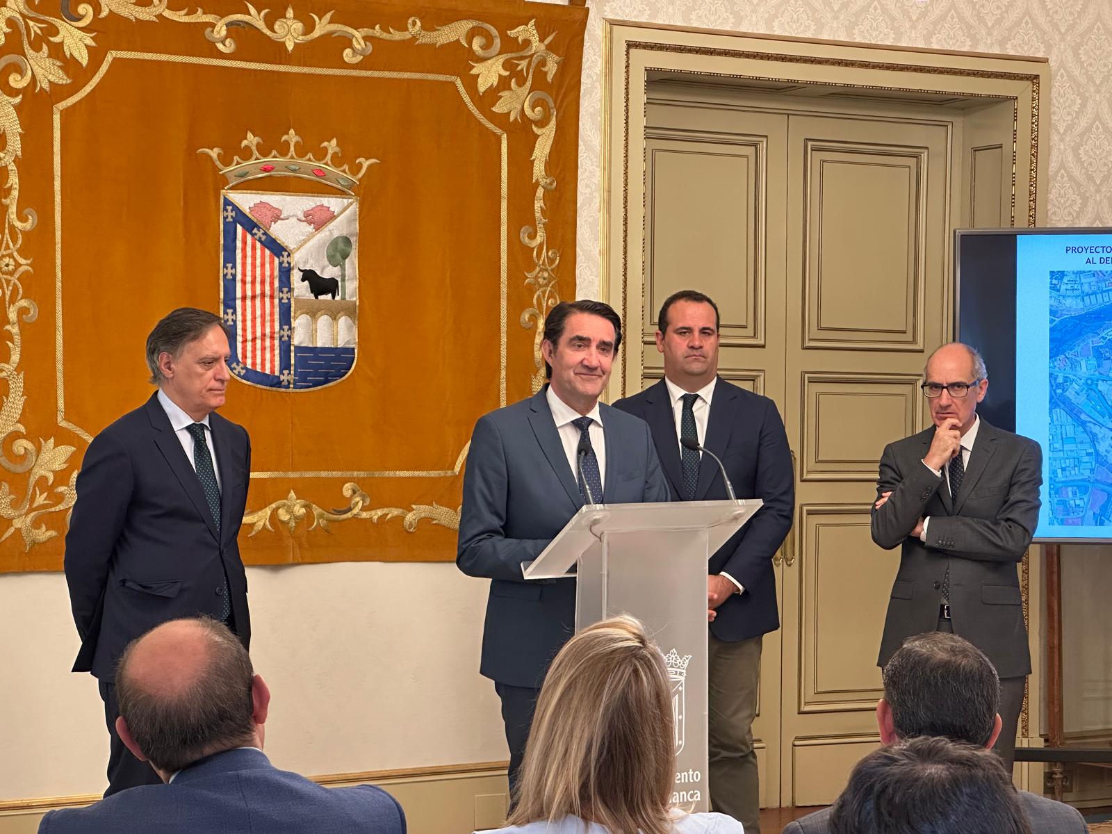 El consejero de medio ambiente de la Junta, Suárez Quiñones, junto al alcalde de Salamanca, García Carbayo; el alcalde de Santa Marta, David Mingo; y el presidente de la Diputación de Salamanca, Javier Iglesias
