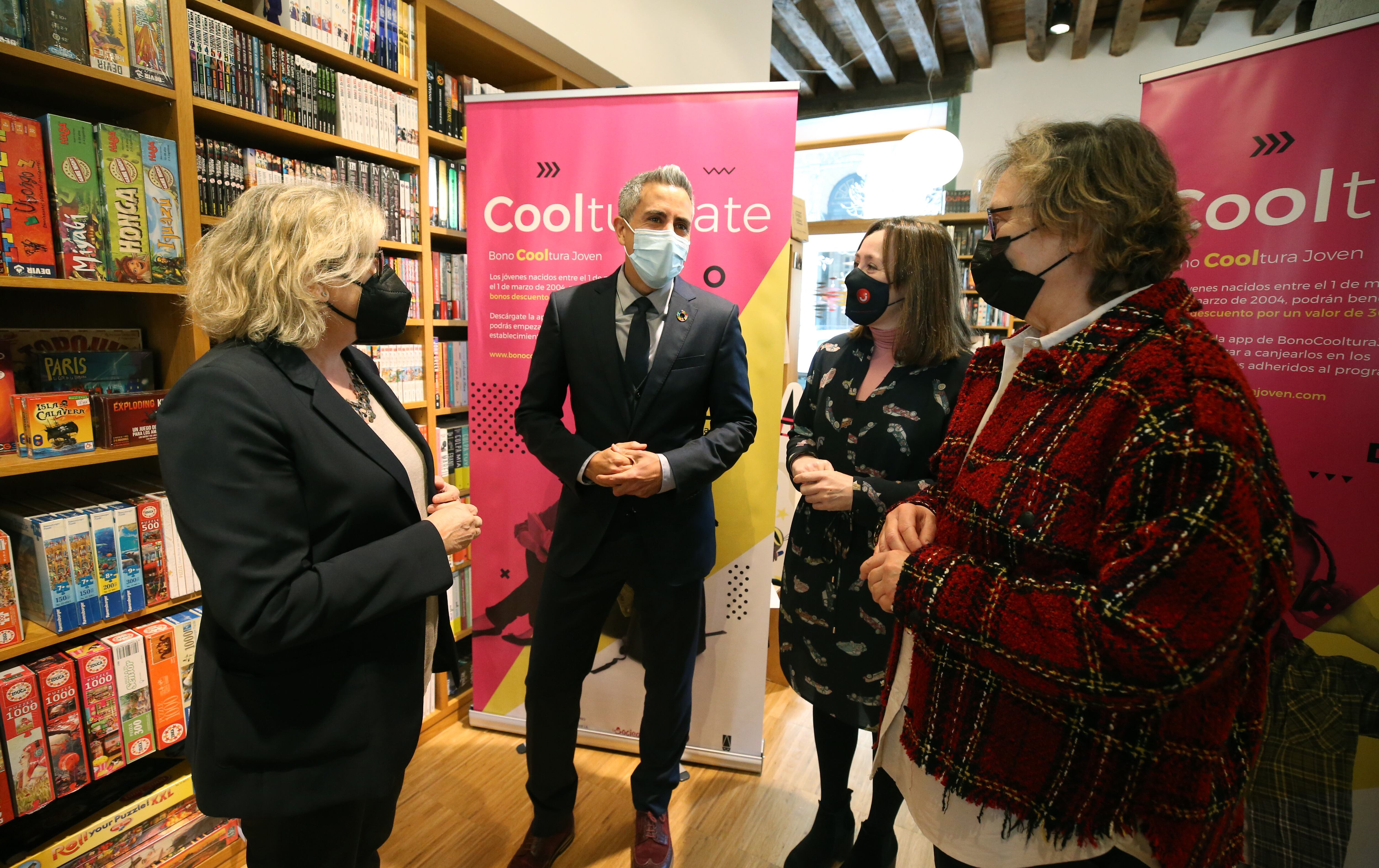 El vicepresidente y consejero de Universidades, Igualdad, Cultura y Deporte, Pablo Zuloaga, presenta las ayudas del Bonocooltura Joven 2022.