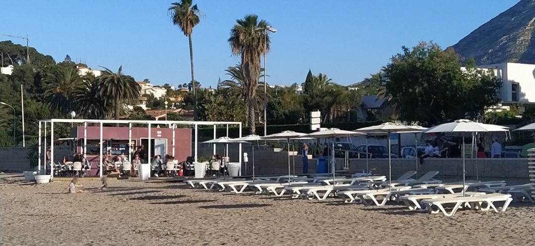 Chiringuito en la playa de la Marineta Cassiana.