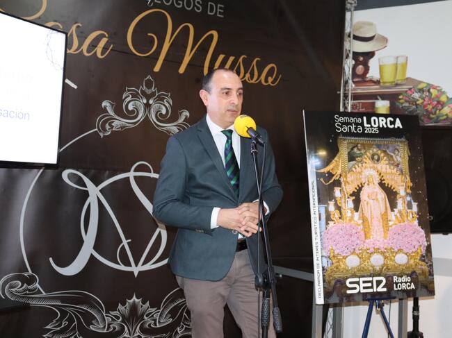 Antonio Rosa, director de Radio Lorca durante la presentación de la guía de la Semana Santa