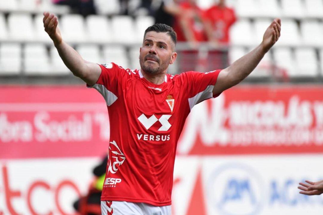 Víctor Curto celebra un gol en el Estadio Enrique Roca de Murcia