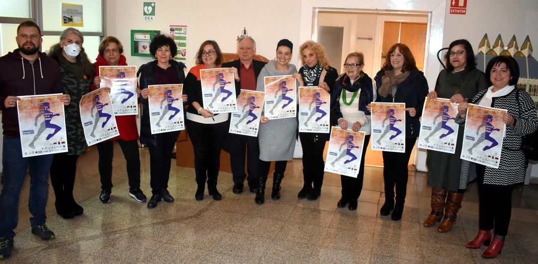 Tras el acto informativo, todos los intervinientes se hicieron una foto de familia con la alcaldesa Pilar Zamora y el cartel