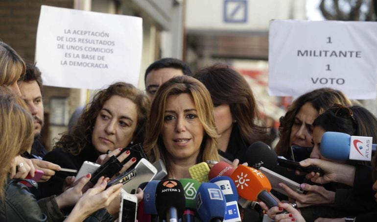 La presidenta de la Junta de Andalucía Susana Díaz, contesta a las preguntas de los periodistas a su llegada a la sede del PSOE.