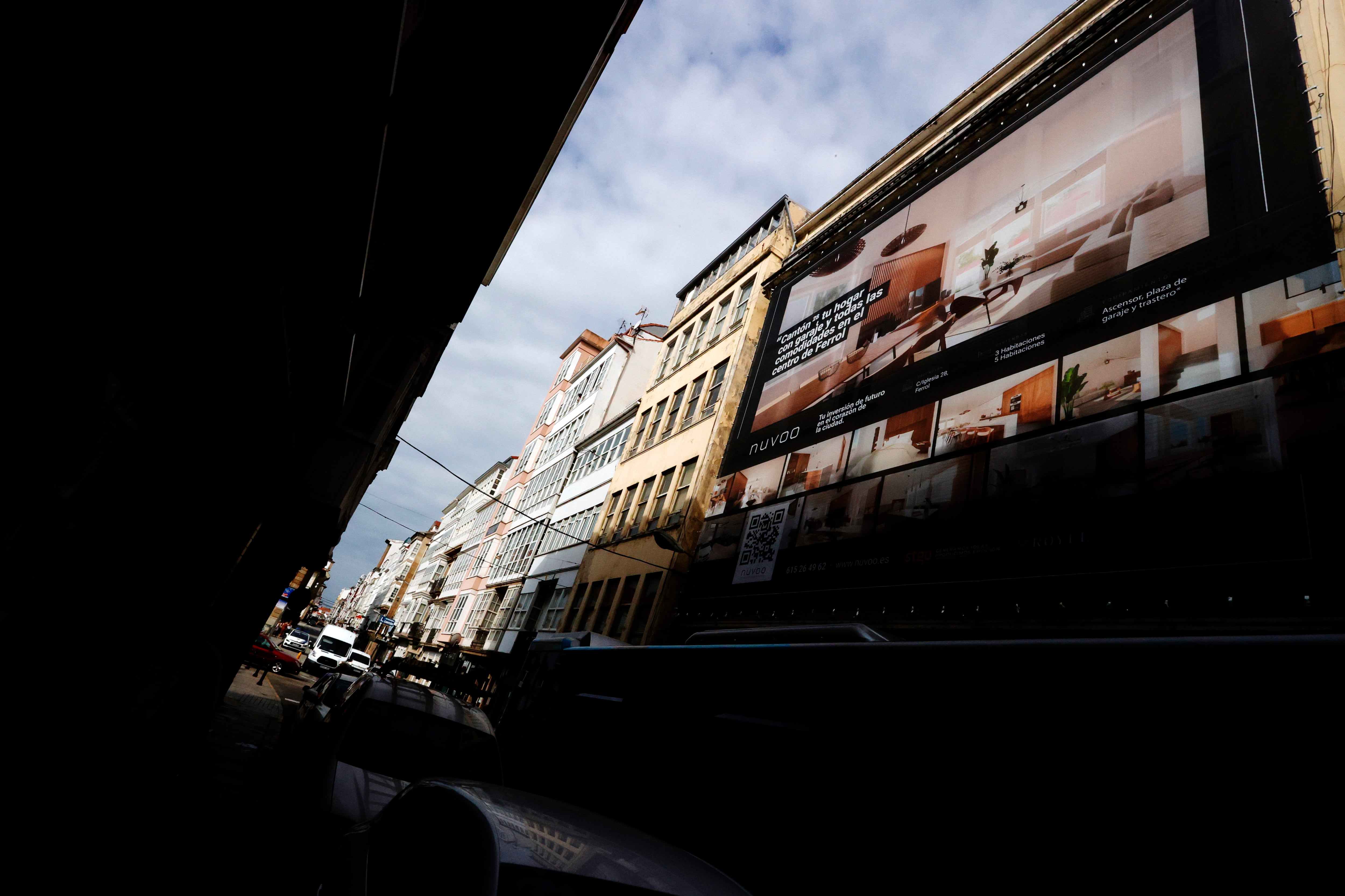 FERROL, 31/08/2022.- Ronda los 65.000 habitantes, Ferrol es la menos poblada de las siete grandes ciudades de Galicia. Alejada de datos optimistas en las últimas décadas ante una crisis económica crónica que desencadenó la reconversión del sector naval, los vaivenes del ámbito inmobiliario han irrumpido con fuerza en los meses más recientes en la cabecera de una comarca que forman una veintena de municipios. Un primer dato de impacto se refiere a la escasez de vivienda en alquiler en pleno verano.-EFE/Kiko Delgado
