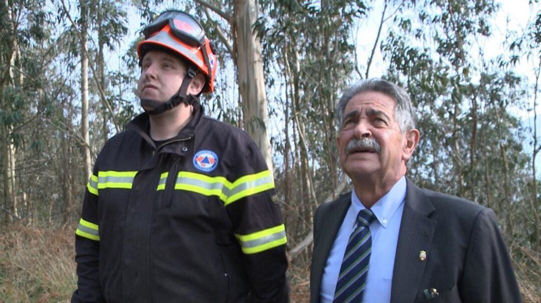 El jefe de voluntarios de Protección Civil detenido junto al presidente de Cantabria, Miguel Ángel Revilla, el pasado lunes 18 de febrero.