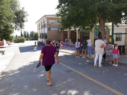 Alumnas y alumnos acompañados por familiares a las puertas de la E.I. &#039;Francisco Soriano Serrano&#039;