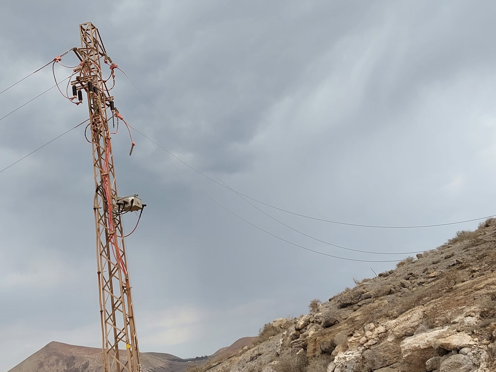 Torreta eléctrica afectada por la caída de un molino eólico en Lanzarote.