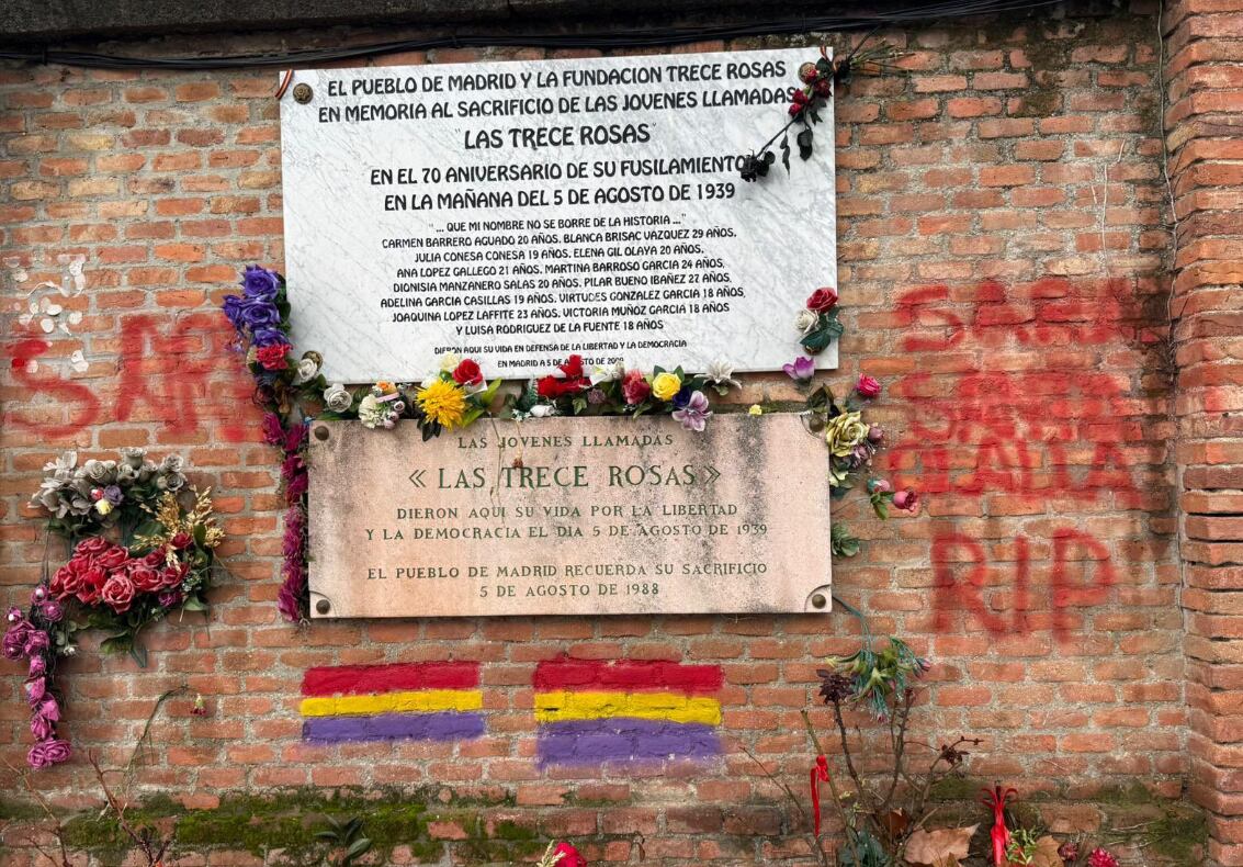 Imagen del monumento a las Trece Rosas en el cementerio Este de Madrid vandalizado el 17 de enero de 2026, compartida por Sarah Santaolalla en X