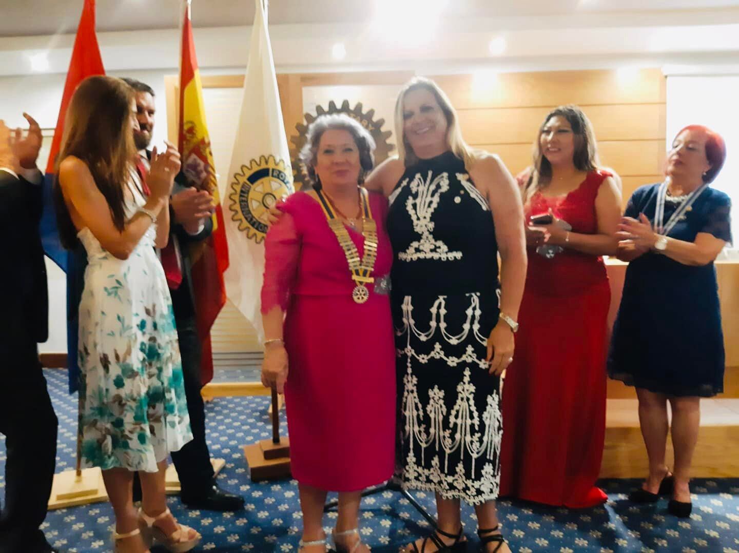 Mara Novás, presidenta electa (izqda.) y Rita Martín, presidenta saliente de Rotary Club Lanzarote.