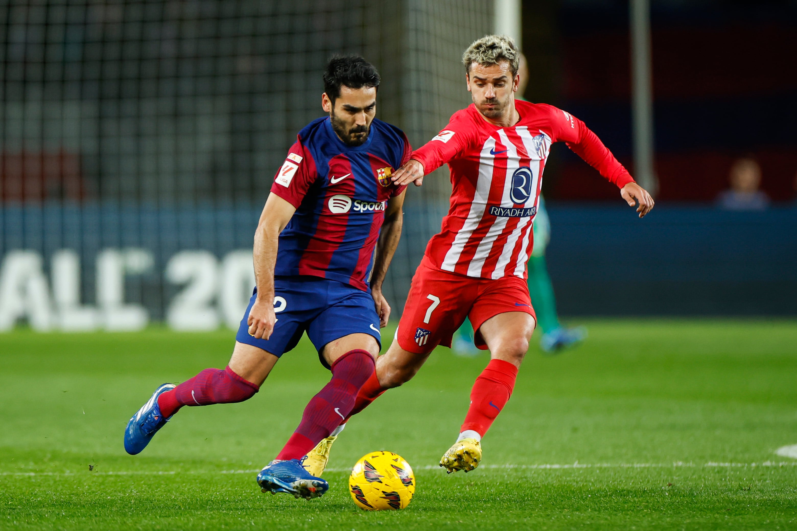 Antoine Griezmann, delantero francés del Atlético de Madrid, disputa una posesión ante Ilkay Gündogan, centrocampsita del FC Barcelona, durante el partido disputado en diciembre en el Estadio Olímpico de Barcelona.