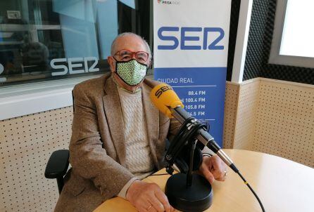 Félix Peinado, presidente provincial de la AECC, en los estudios de SER Ciudad Real