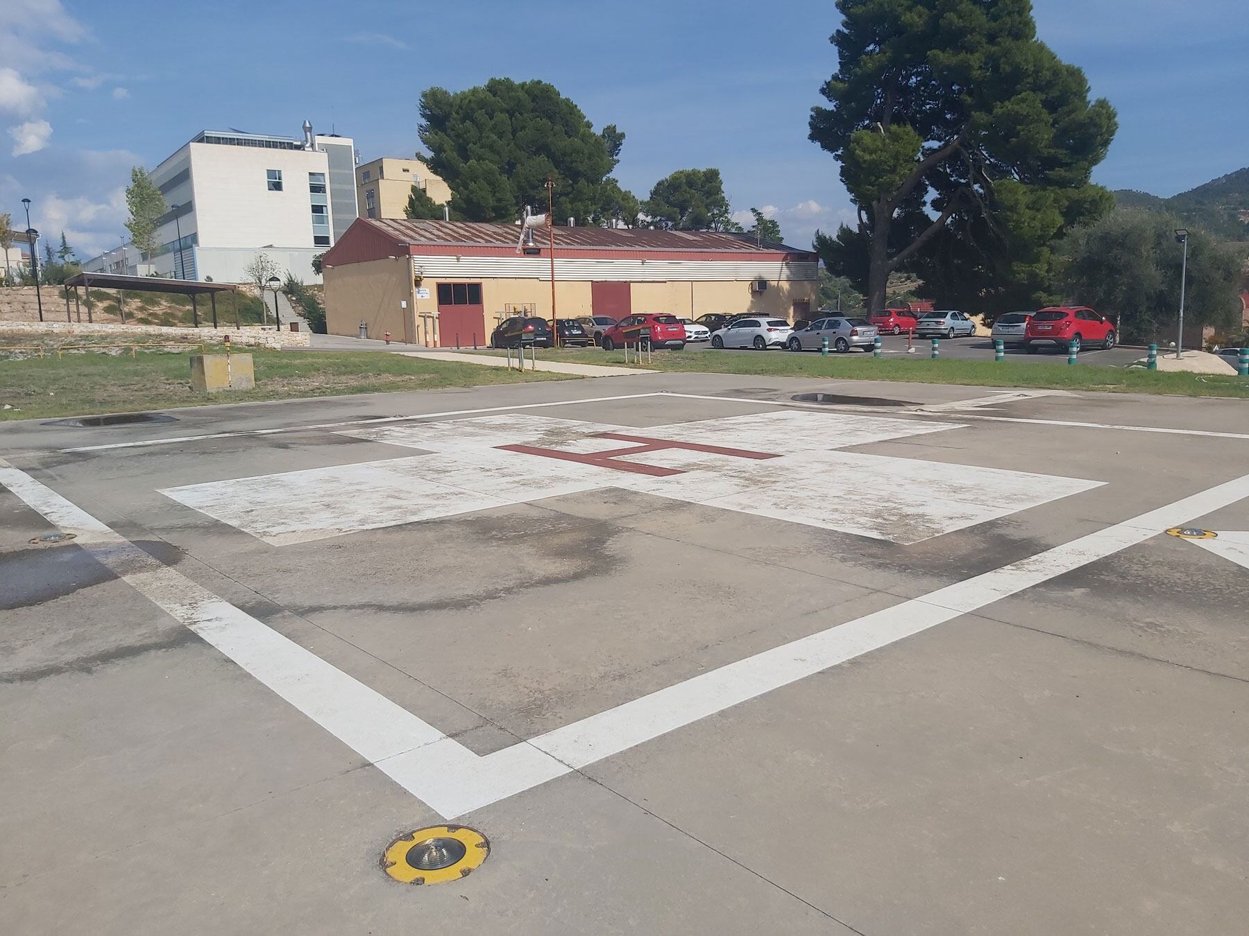 Imagen del helipuerto junto a la hospital que se puede ver al fondo