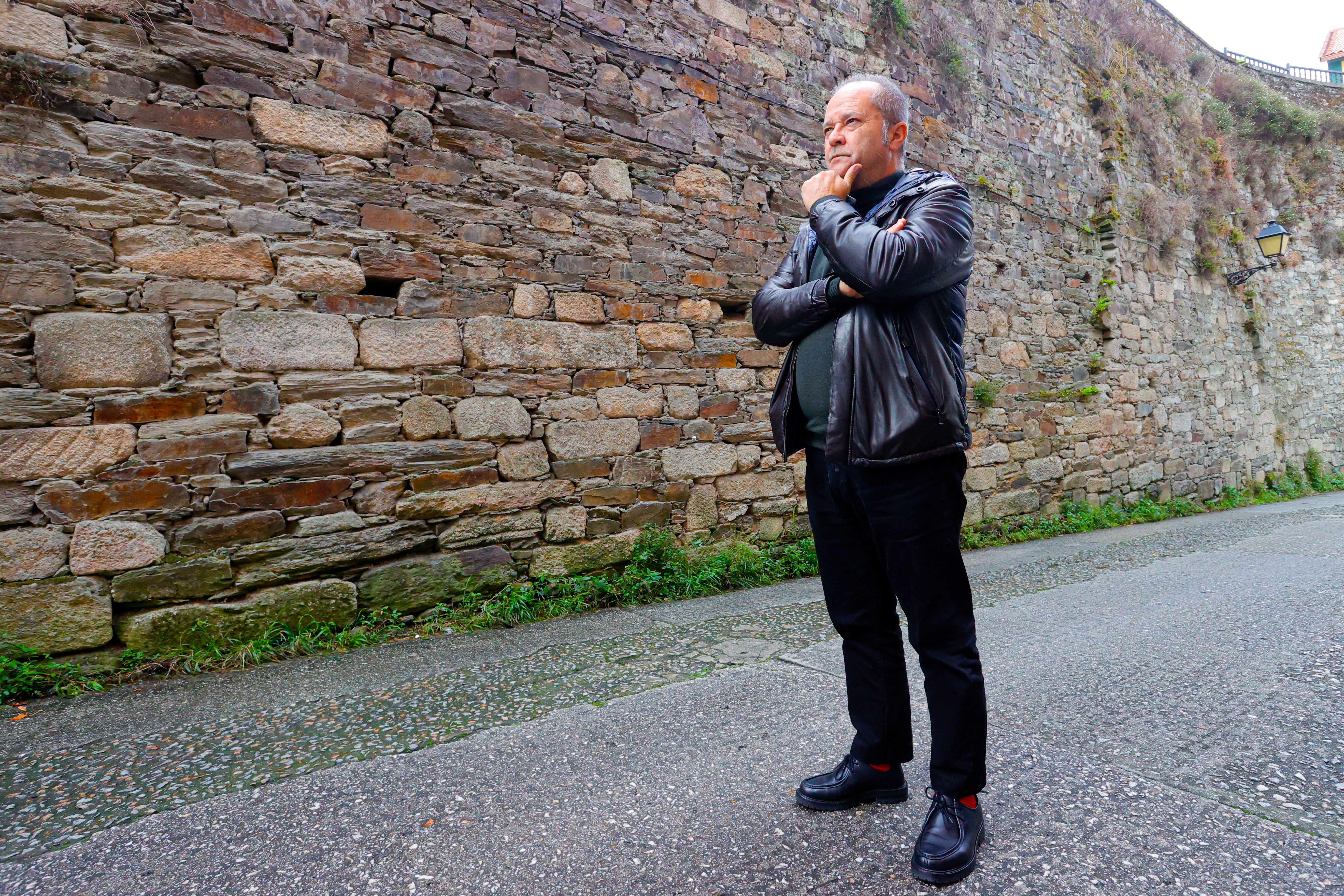 PONTEDEUME, 21/10/2022.- La represión franquista supuso el asesinato de unas 125 personas en el entorno de Pontedeume, según apunta el Ateneo Fernán Martís, un colectivo local que presenta un plan para resignificar &#039;O valo de Porto&#039;, un muro levantado de 1938 a 1942, como monumento a las víctimas del régimen. Su vicepresidente, Pepe Barro (imagen), cuenta que sacar a la luz lo ocurrido en dictadura, justo cuando entra en vigor la Ley de Memoria Democrática, es una asignatura pendiente. EFE/ Kiko Delgado