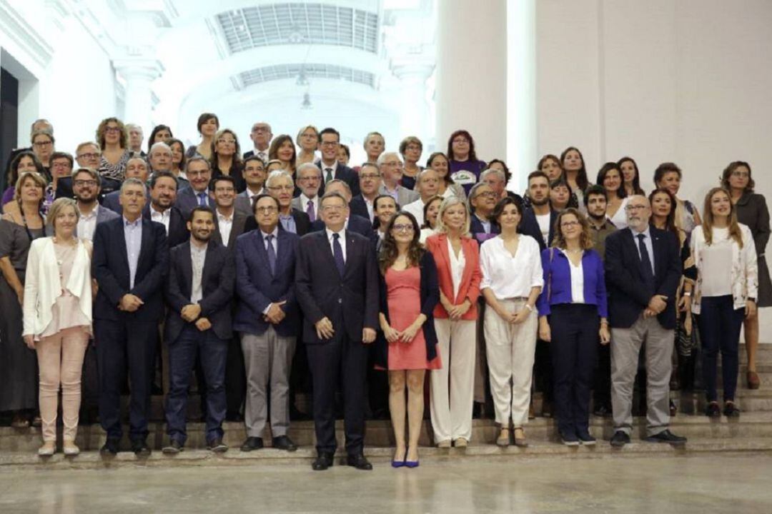Foto oficial tras la firma del Pacto Valenciano contra la Violencia de Género y Machista en 2017