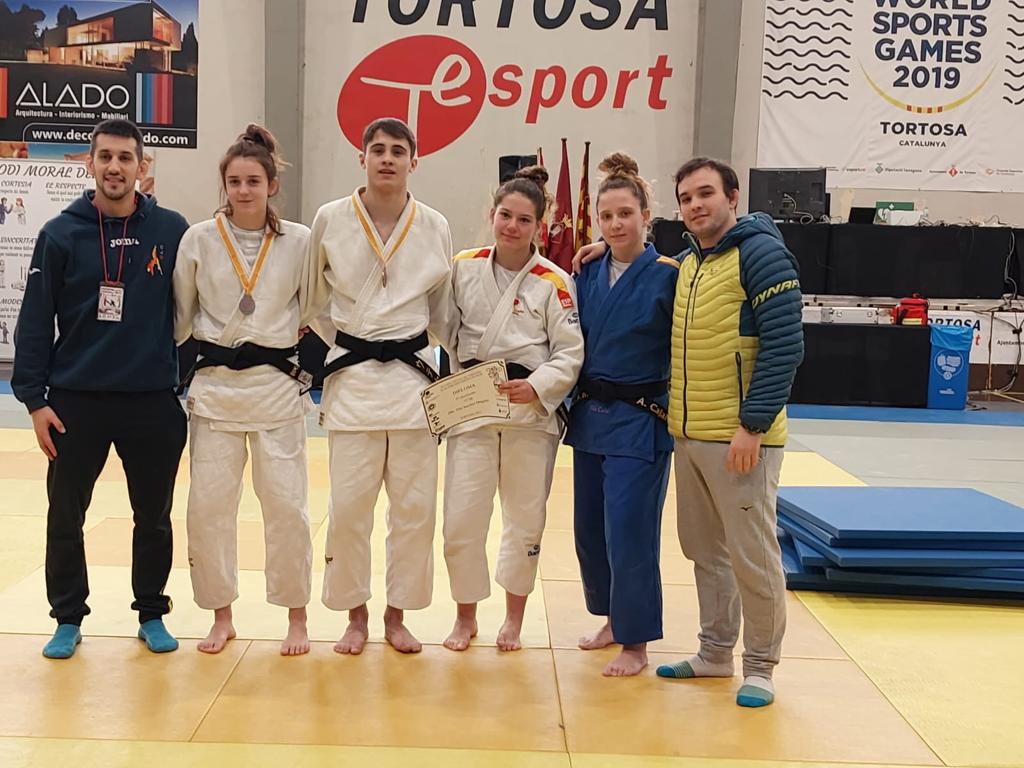 Representantes junior del Club Judo Binéfar