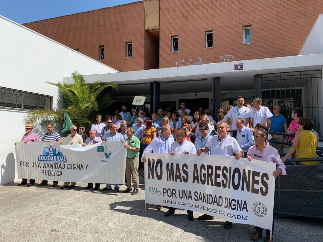 Protesta para denunciar agresiones sanitarias a las puertas de un centro de salud de Jerez