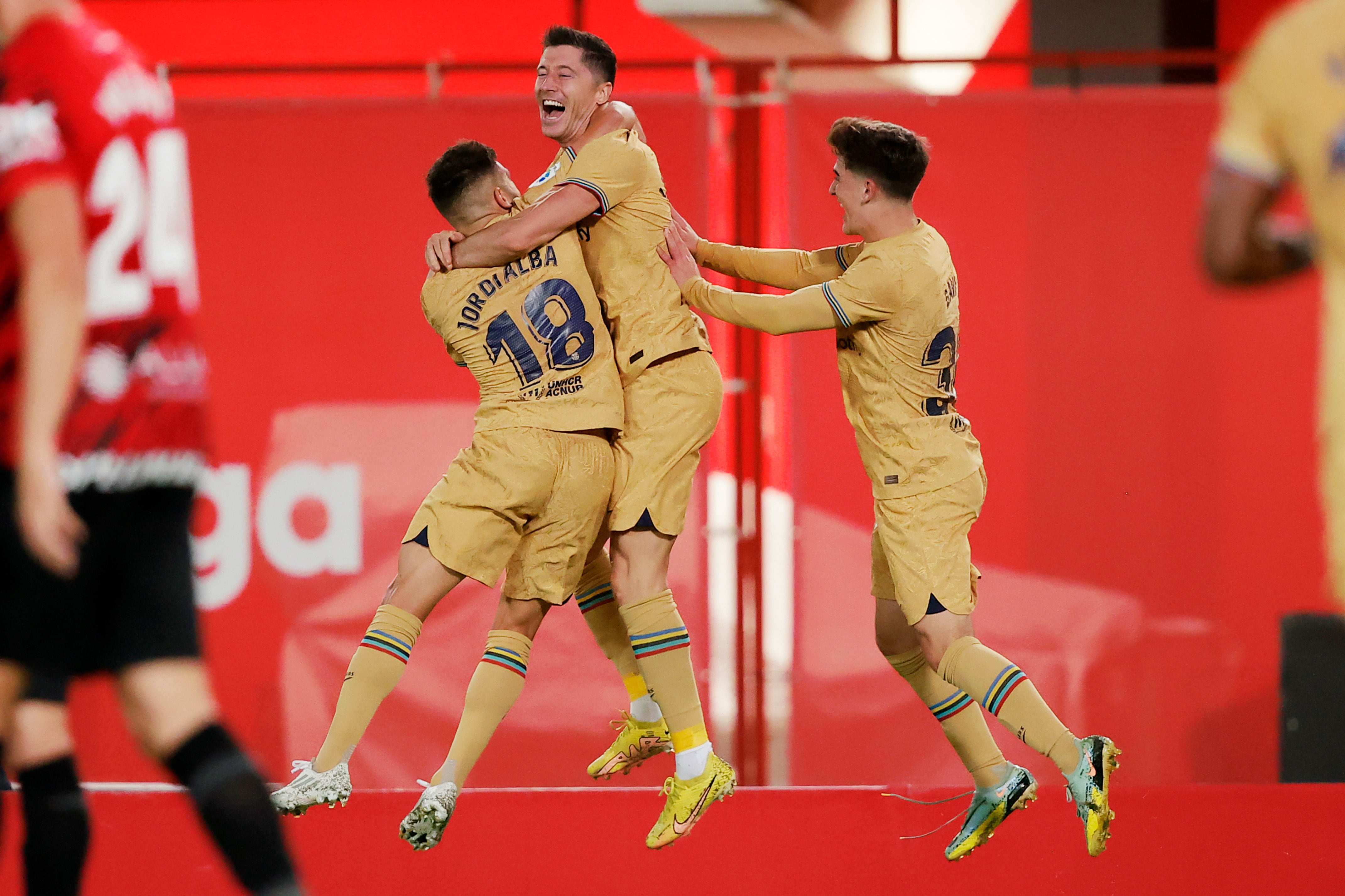 Jordi Alba, Lewandowski y Gavi celebran el tanto del polaco ante el RCD Mallorca.