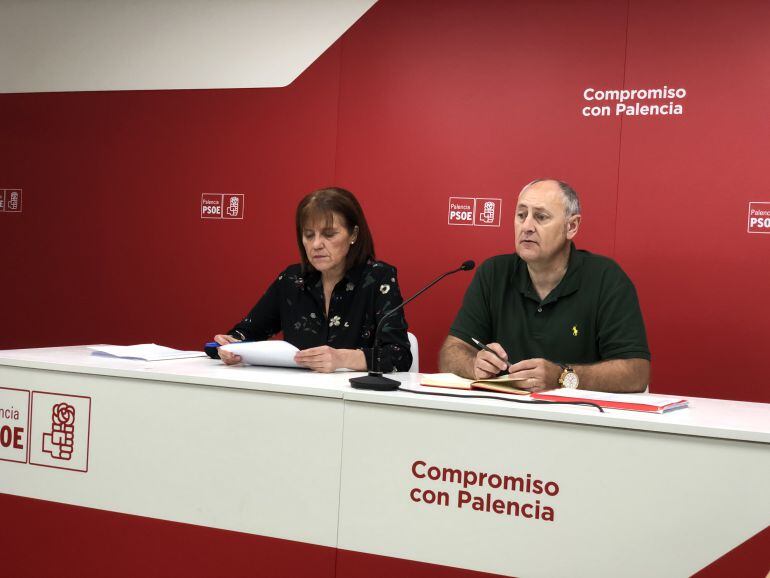 Consolación Pablos y Jesús Guerrero en la sede del PSOE de Palencia