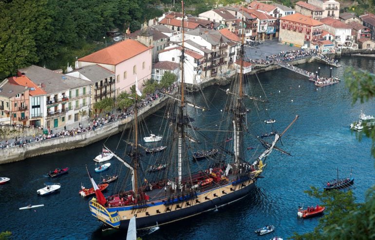 El espectacular buque &quot;L&#039; Hermione&quot;, la estrella del Festival Marítimo de Pasaia, a su llegada esta tarde al puerto de Pasaia (Guipúzcoa). 