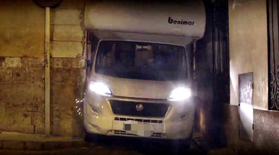 Escena de la serie &#039;La que se avecina&#039; con la autocaravana de Fermín y Vicente atascada en la calle del Peso del casco antiguo de Cuenca.