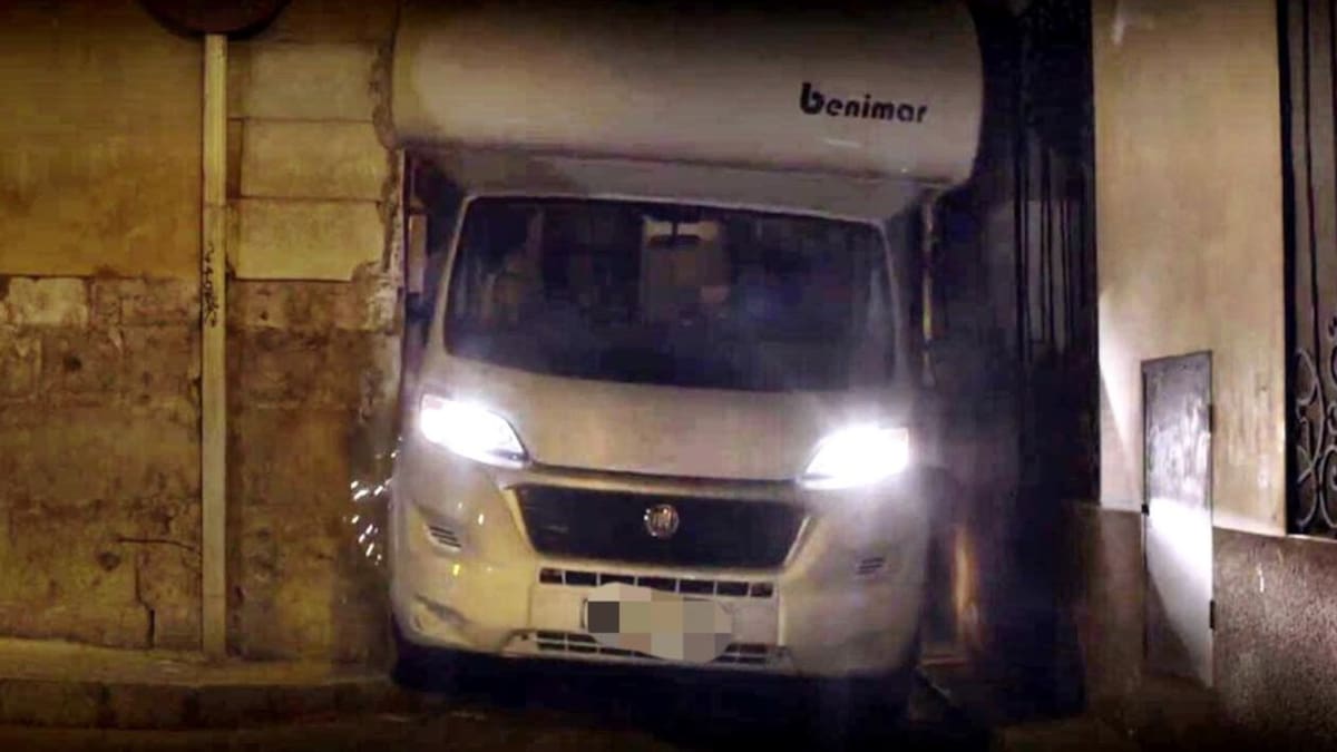 Caravanas atrapadas en la calle y el daño en la fachada de unos vecinos de Cuenca