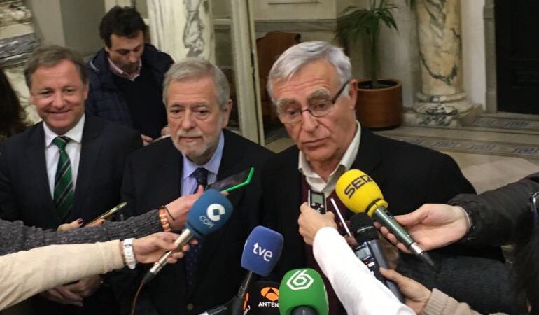 Antonio Beteta (en el centro) en la última visita que cursó al Ayuntamiento de Valencia