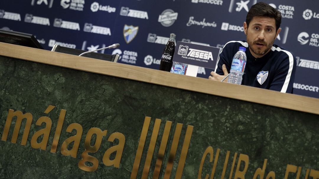 Víctor, atendiendo a los medios en La Rosaleda
