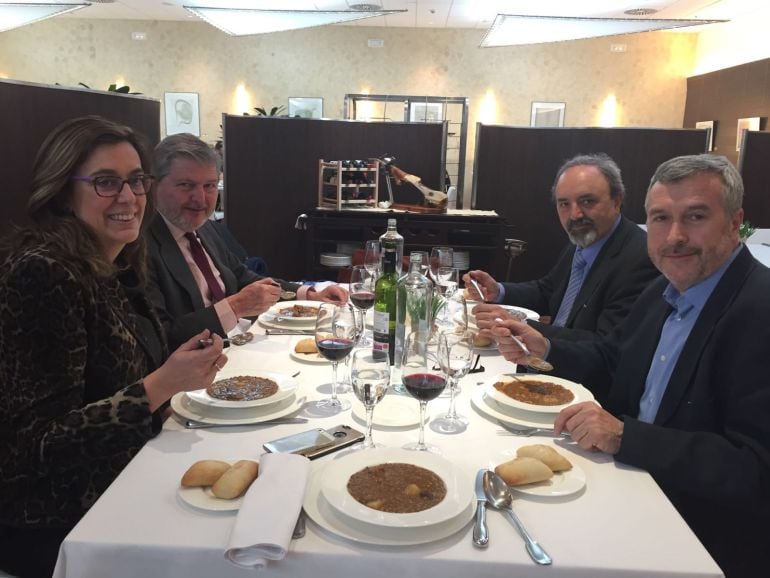 La Presidenta de la Diputación compartiendo mesa y mantel con miembros del Consejo Regulador de la IGP Lenteja Tierra de Campos